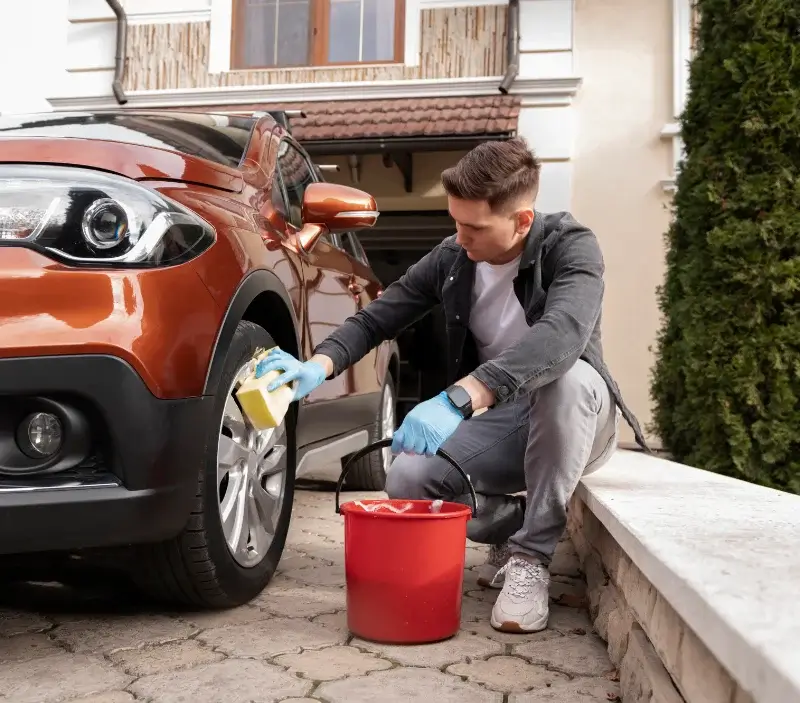 Lavage auto à domicile Saint-Victor-de-Cessieu : professionnel intervenant sur un véhicule